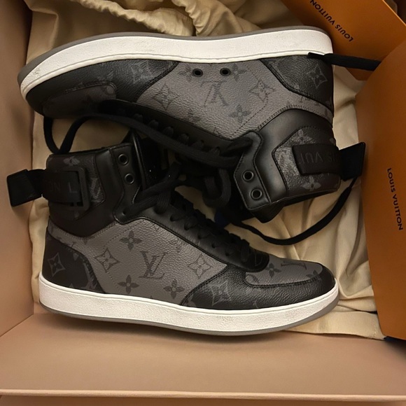 Size 7 in Louis Vuitton but they fit 8.5 in men - Picture 2 of 2